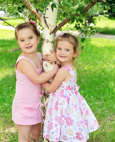 Porträt zweier süßer kleiner Mädchen — Stockfoto