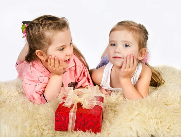 Zwei kleine Mädchen im Gespräch und Geschenkbox — Stockfoto