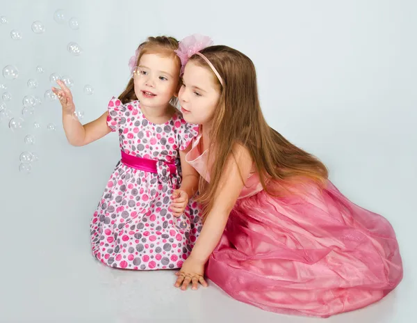 两个可爱的小女孩寻找的肥皂泡 — 图库照片