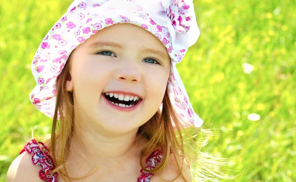 Kleines Mädchen an einem Sommertag auf der Wiese — Stockfoto