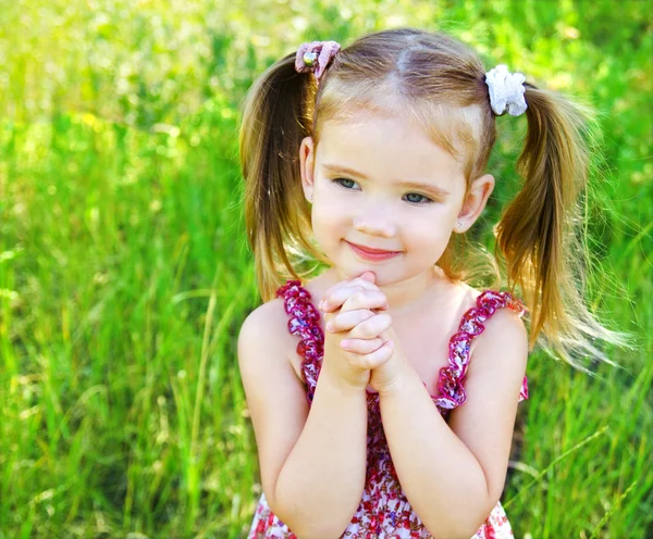 여름 날에 풀밭에 어린 소녀 — 스톡 사진
