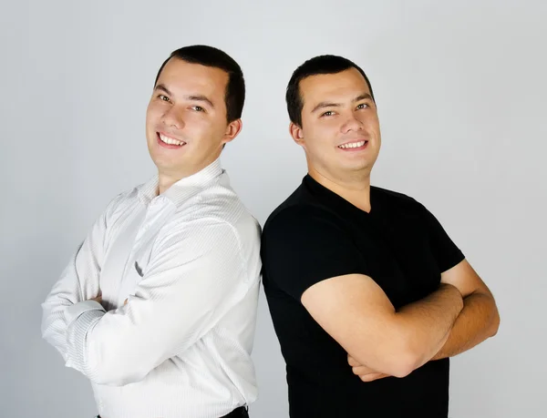 两个有吸引力的微笑年轻男子双胞胎 — 图库照片