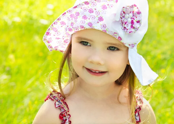 在夏季的一天在草原上的小女孩 — 图库照片