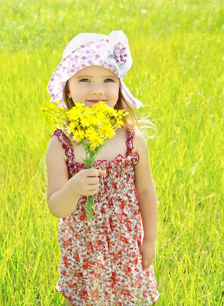 Ritratto di graziosa bambina che regge i fiori — Foto Stock