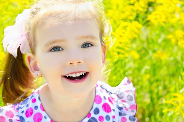 Yaz günü çayır üzerinde küçük kız — Stok fotoğraf