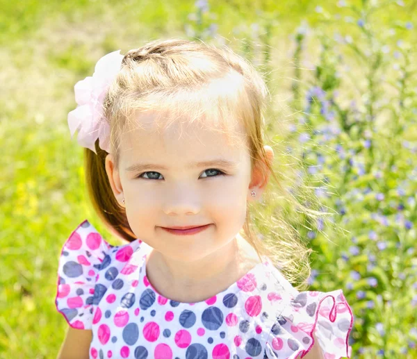 Retrato de menina bonito no prado no dia de verão — Fotografia de Stock