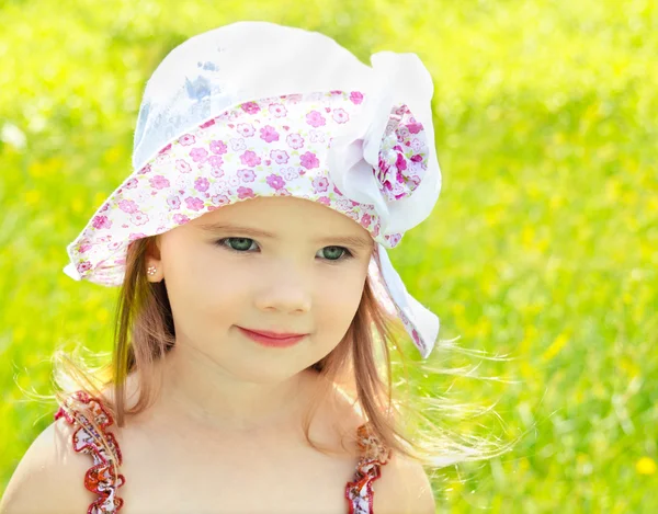 在夏季的一天在草原上的小女孩 — 图库照片