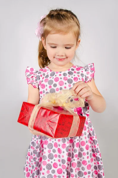 Retrato de menina abrindo caixa de presente — Fotografia de Stock