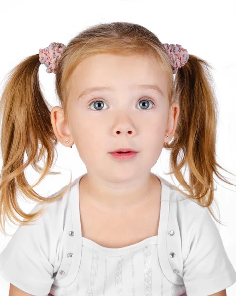 Портрет здивованої маленької дівчинки ізольовано — стокове фото
