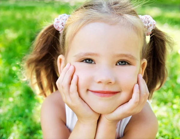 Мила маленька дівчинка на лузі — стокове фото
