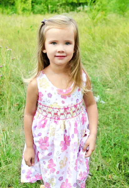 可爱的小女孩在草地上 — 图库照片