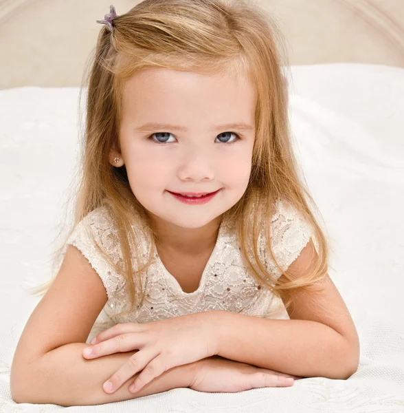 Kleines Mädchen ruht auf dem Bett — Stockfoto