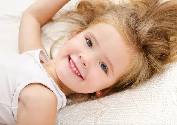 Маленькая девочка отдыхает в постели — стоковое фото