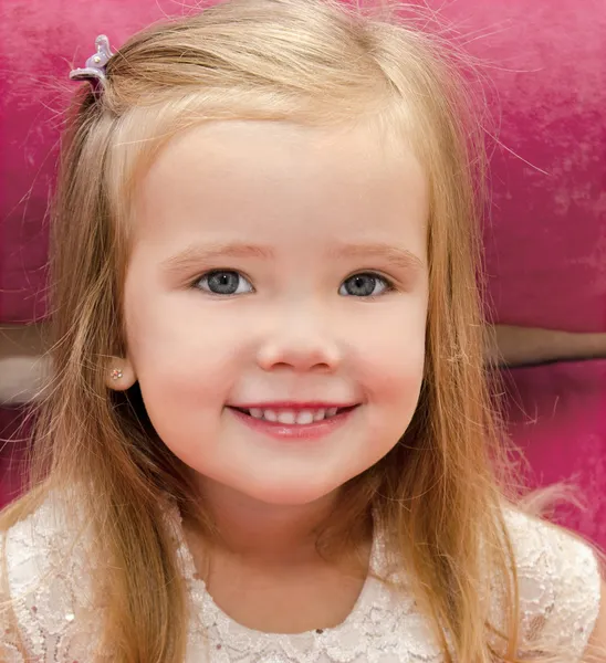 Portré aranyos mosolygós kislány — Stock Fotó