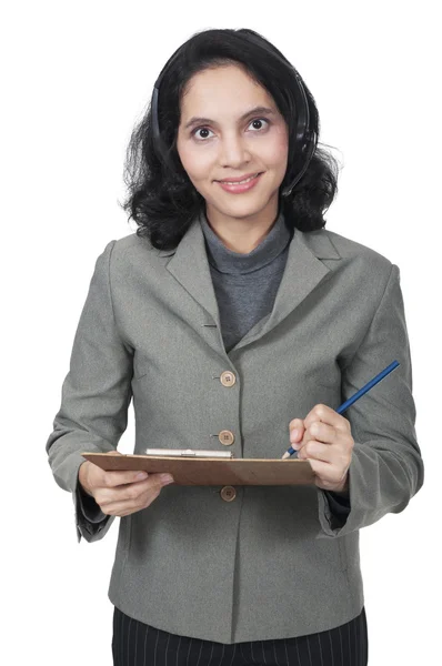 Mujer de negocios escribiendo en portapapeles —  Fotos de Stock