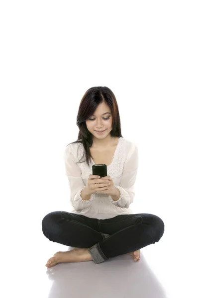 Женщина пишет смс на мобильный. — стоковое фото