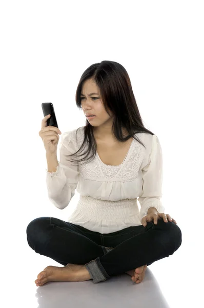 Asyalı kadın şok cep telefonunu görmek — Stok fotoğraf