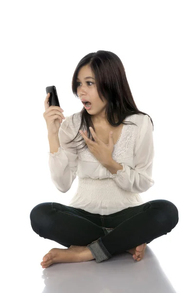 アジアの女性の衝撃に彼女の携帯電話を参照してください。 — ストック写真