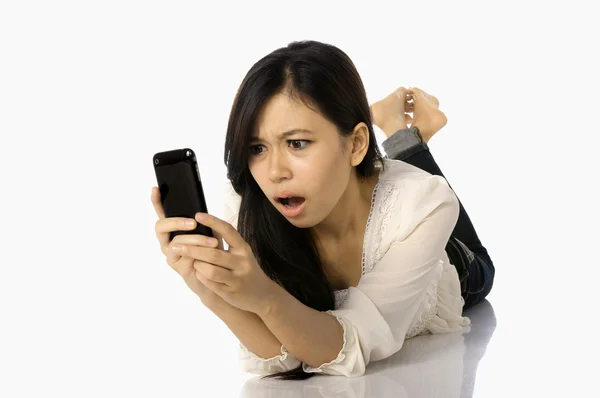 Asyalı kadın şok cep telefonunu görmek — Stok fotoğraf
