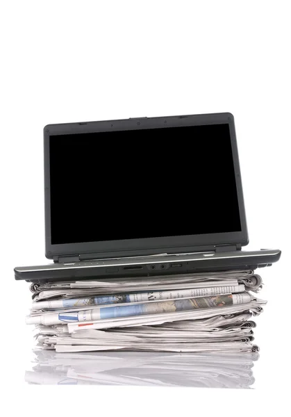 堆叠报纸的笔记本电脑 — 图库照片