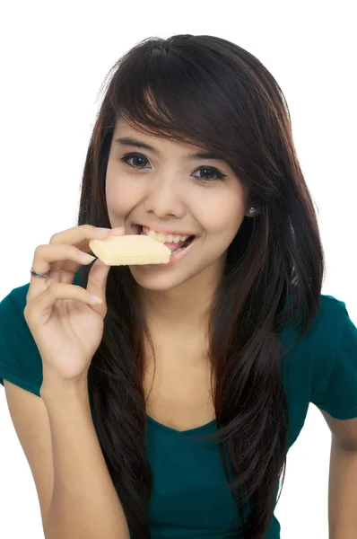 Kvinna äta wafer — Stockfoto
