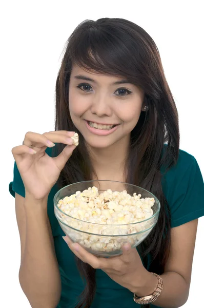 Kvinna äta popcorn — Stockfoto