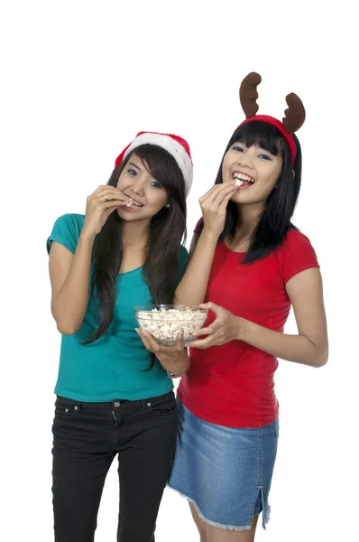 Gemeinsam Popcorn essen — Stockfoto
