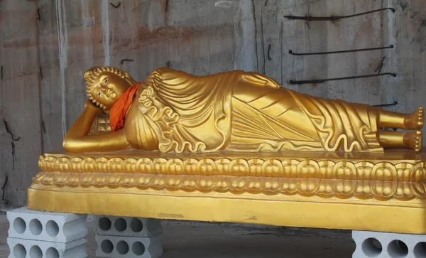 Скульптура лежащего Будды — стоковое фото