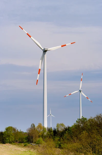 Moinhos de vento na paisagem — Fotografia de Stock