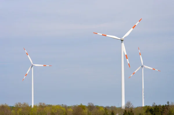 Moinhos de vento na paisagem — Fotografia de Stock