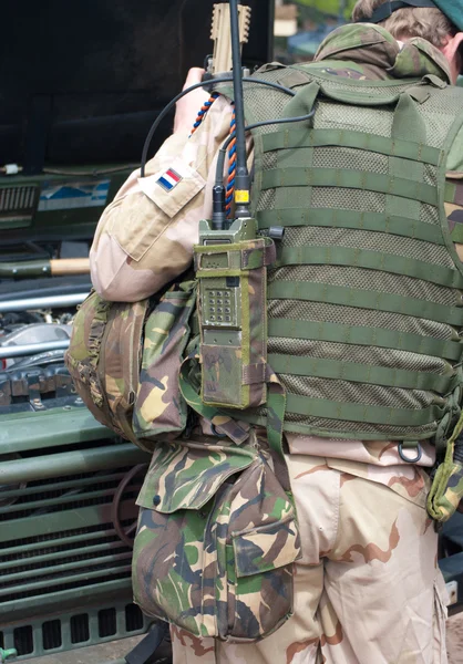 Soldat med walkie talkie — Stockfoto