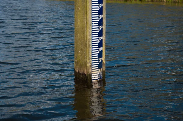 Water level ruler — Stock Photo, Image