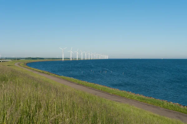 Mulini a vento su una diga olandese — Foto Stock