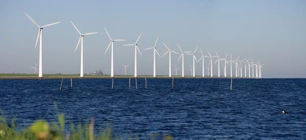 在荷兰的堤防上的风车 — 图库照片