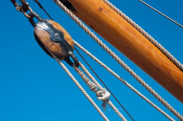 Шкив на рыбацкой лодке — стоковое фото