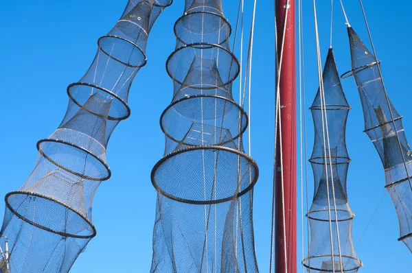 Рыболовные сети, висящие на суше — стоковое фото