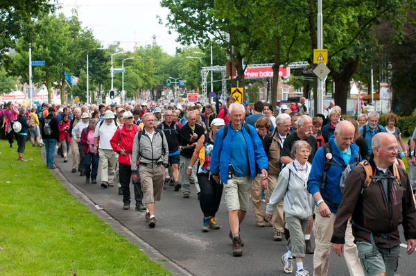 Massor av på den andra dagen av de internationella fyra dagarna marscherar nijmegen — Stockfoto