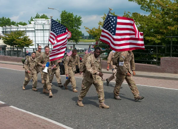 Soldados estadounidenses marchando los Cuatro Días Internacionales Marchas Nijmegen —  Fotos de Stock