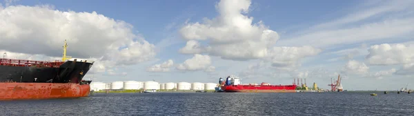 Tankschiffe im Hafen von Amsterdam — Stockfoto