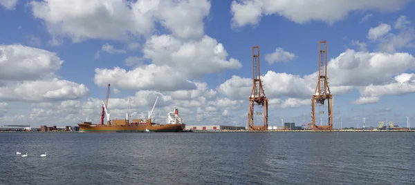 Harbor cranes with ship — Stock Photo, Image