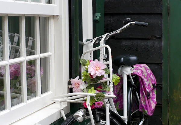 Vélo avec des fleurs — Photo