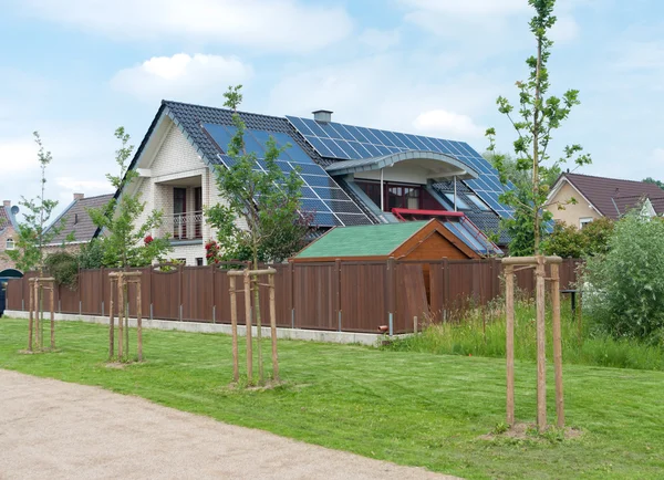 太陽光パネル付きの家 — ストック写真