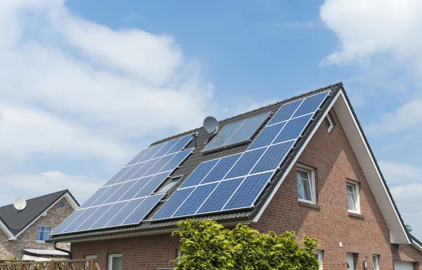 有太阳能电池板的房子 免版税图库图片