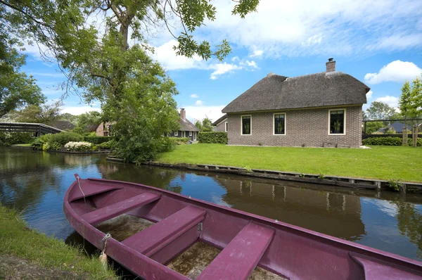 Casa tradicional em Giethoorn, Países Bajos — Fotografia de Stock