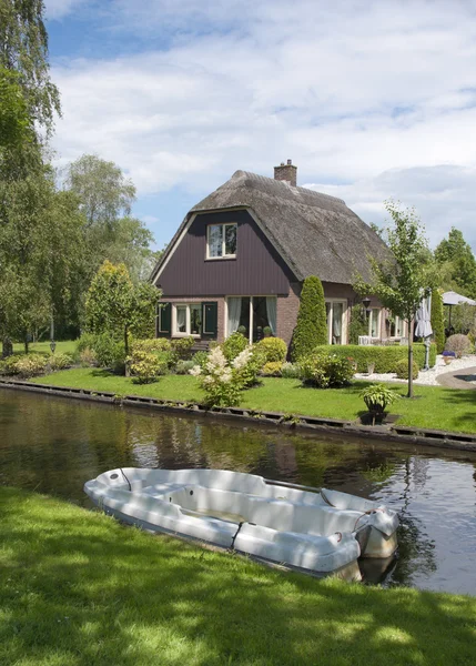 Casa tradicional en Giethoorn, Países Bajos — Foto de Stock