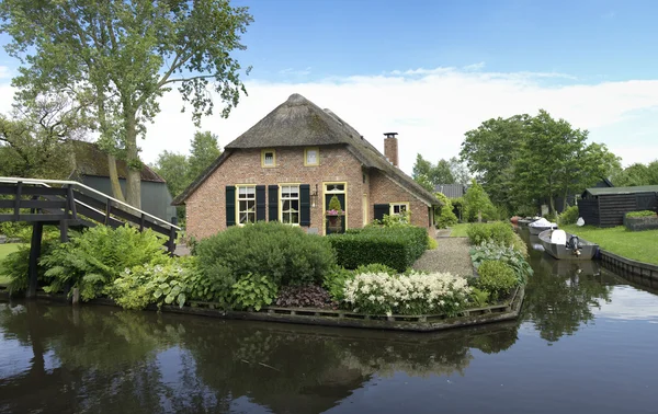 Традиционный дом в Giethoorn, Netherlands — стоковое фото