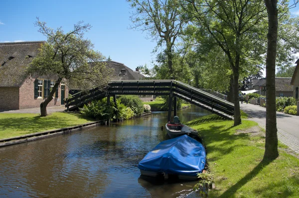 Ponte pedonale sul canale — Foto Stock