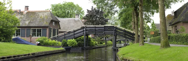 Пешеходный мост через канал — стоковое фото