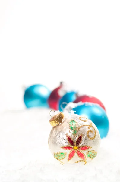 Kırmızı ve mavi renkli Noel baubles karda — Stok fotoğraf