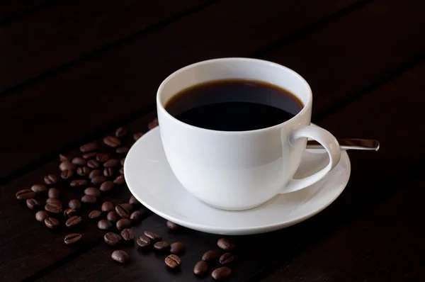 Schwarzer Kaffee in weißer Tasse — Stockfoto
